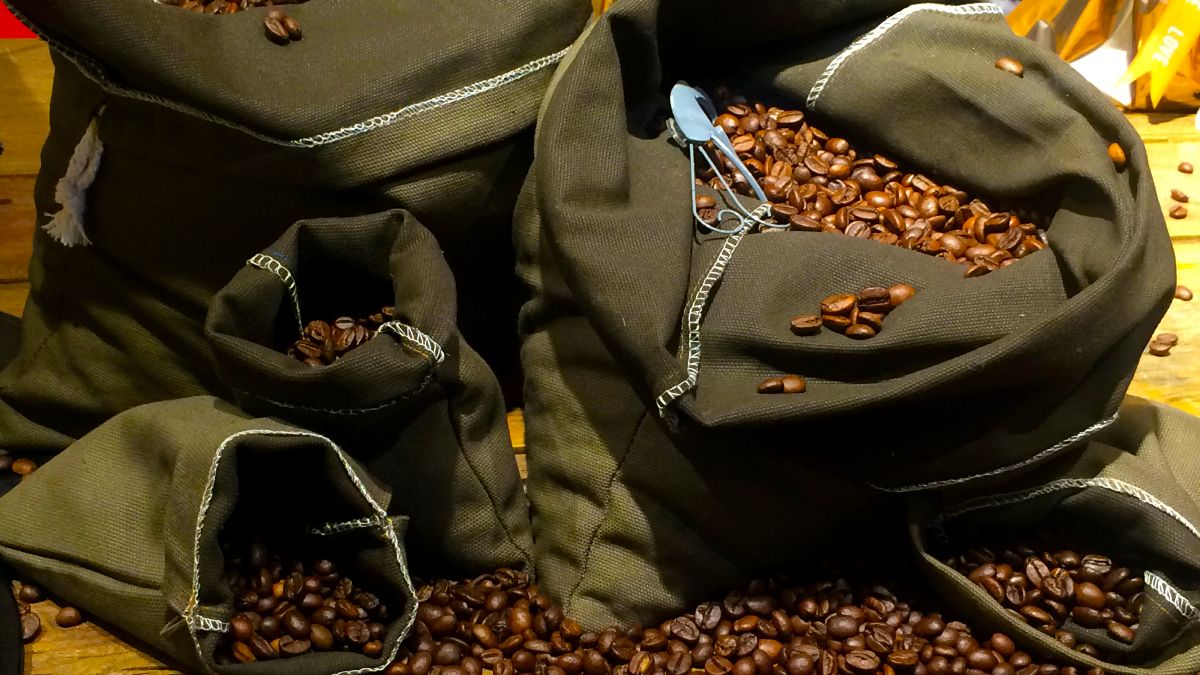 Ze ontslaan een bezorger met meer dan 35 jaar oud voor het nemen van 6 kilo koffie van het bedrijf naar zijn huis: "Ik nam ze ... nou ja"