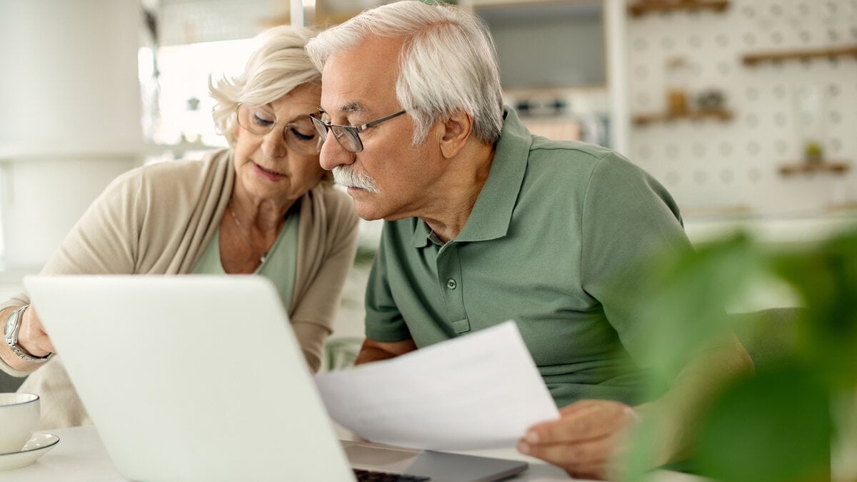 De pensioenen van de zelfwerkende afsneden afstanden met die van de loonverdieners