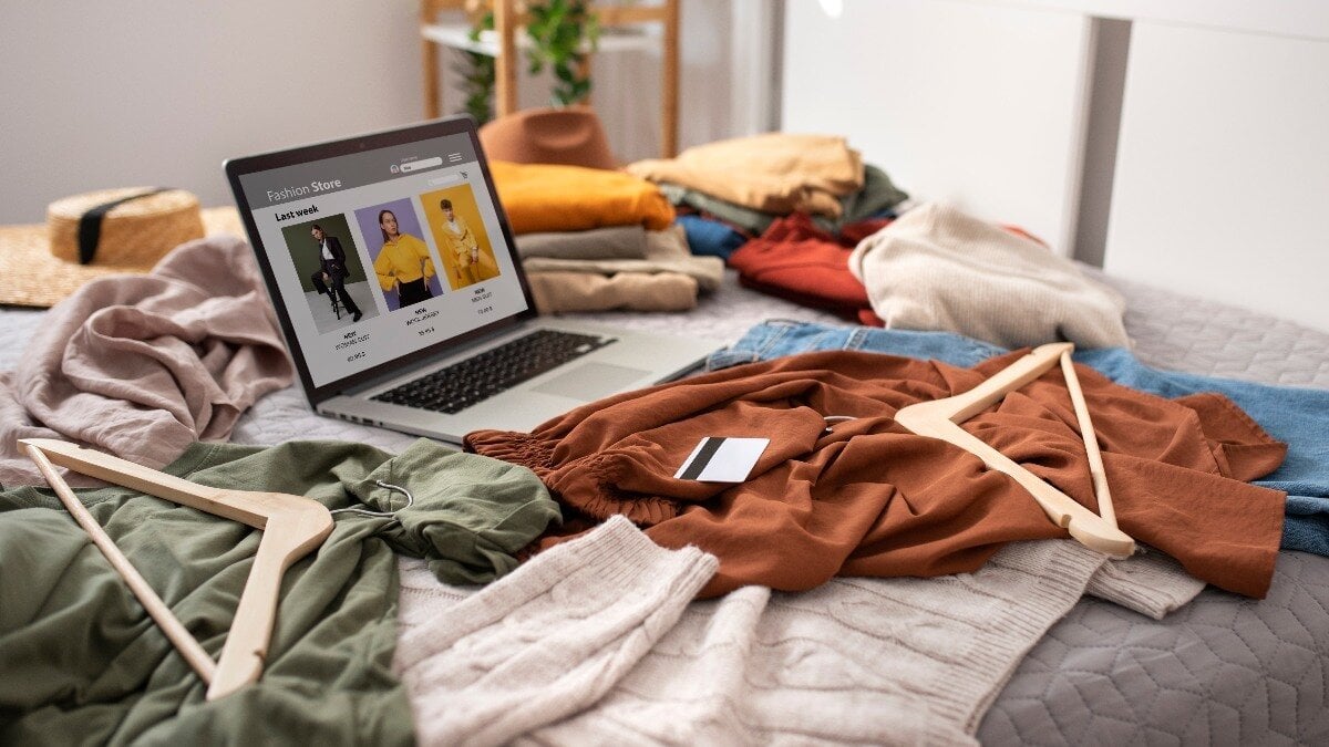 De kleine bedrijven die mode 'online' verkopen, veroorzaken hun omzet met de terugkeer naar school