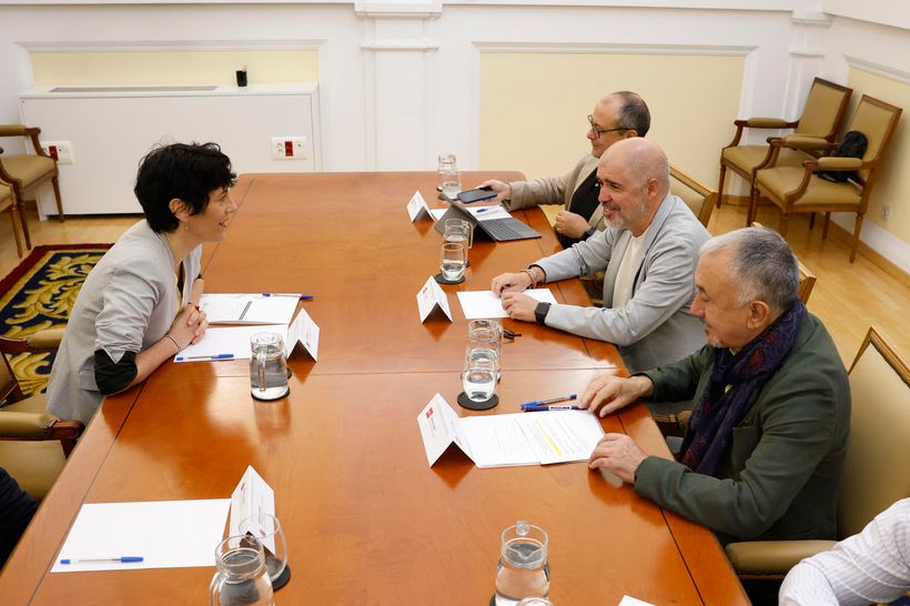 De algemene secretaresses van CCOO, UNAI Sordo (I), en van Ugt, Pepe Álvarez tijdens de vergadering die ze donderdag met minister Elma Saiz houden