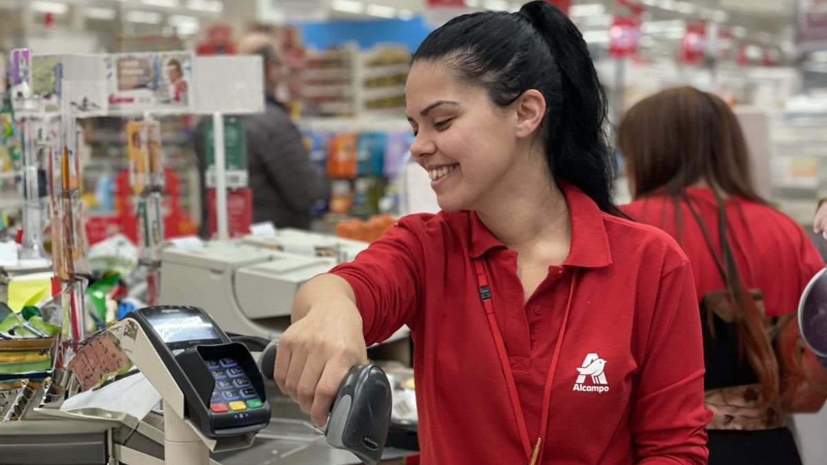 Een boxmedewerker in Alcampo