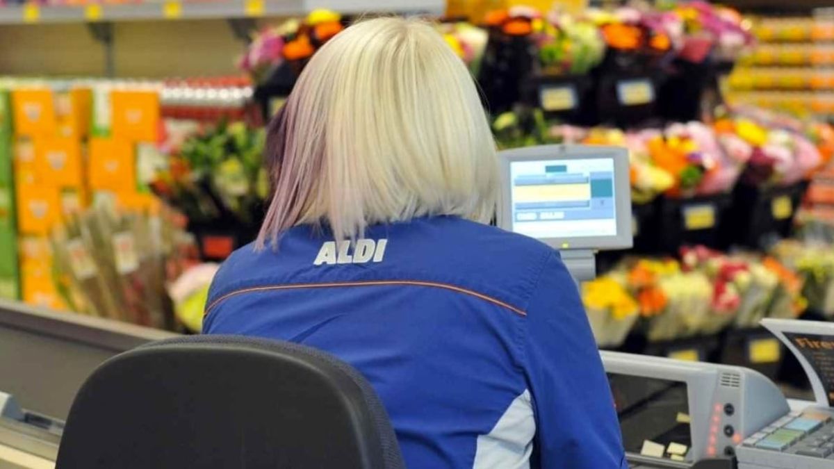 Aldi verwerpt een werknemer met 18 jaar oud voor 'uitvinden' rendementen van producten ter waarde van maximaal 70 euro en "extraheren en besparen" geld uit de doos: het is gepast