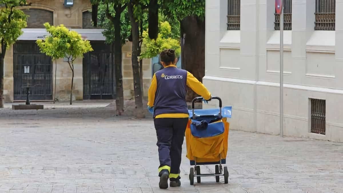 CORREOS ontslaat een werknemer die 40 jaar oud is voor het verbergen van pakketten in de damesbaddouche: Justice zegt dat het gepast is