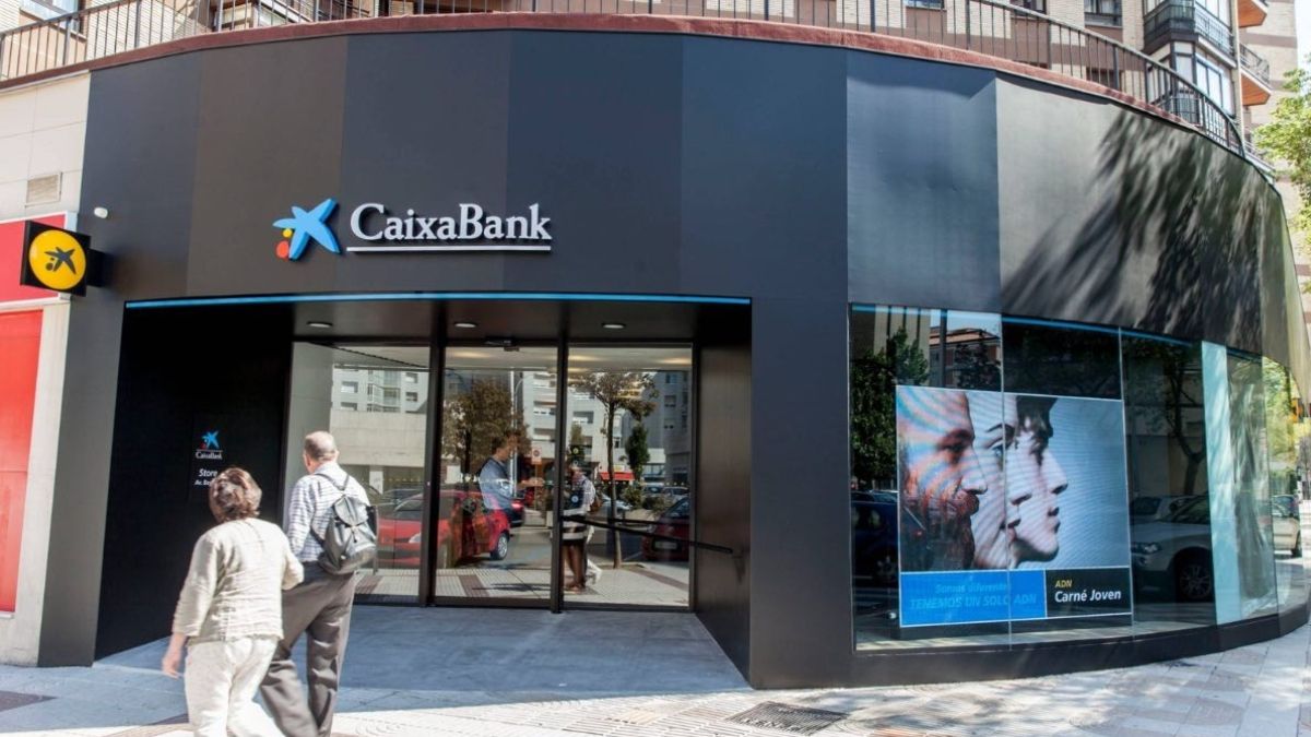 Caixabank breidt de sjabloon uit en biedt werkgelegenheid met verschuiving van 8:00 tot 15:00 uur. en telewerken