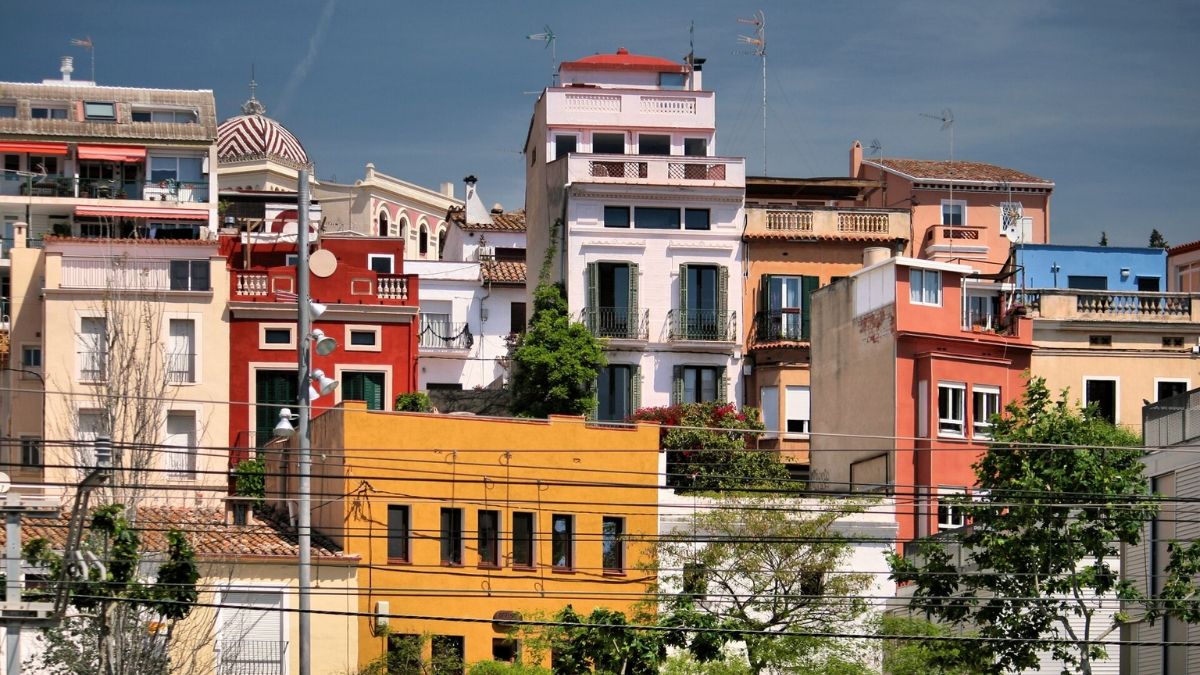 De prachtige stad op 20 minuten van Barcelona die gratis accommodatie en onbepaalde werkgelegenheid biedt in volle aard