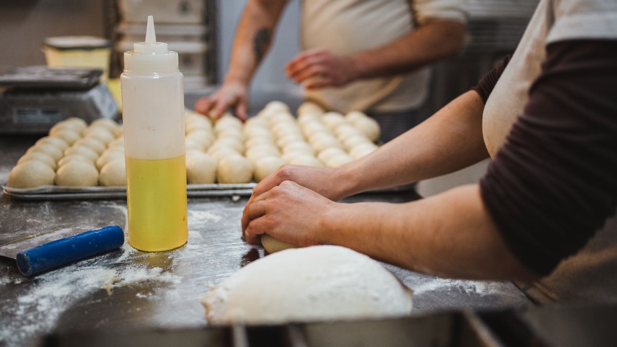 Een bakker wordt ontslagen nadat hij het in de schepen heeft opgehaald om brood te maken en rechtvaardigheid bepaalt dat het niet ontvankelijk is: ze moeten 4.976,91 euro betalen
