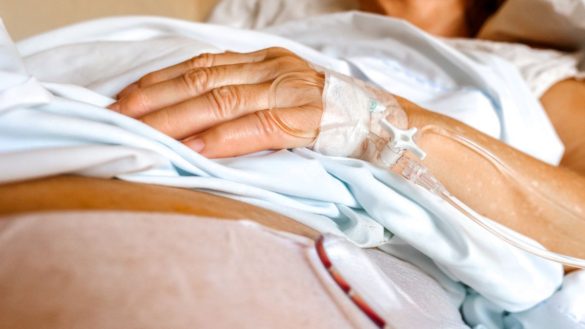 Een chauffeur lijdt aan een hartaanval in Duitsland, het bedrijf dwingt hem om meer dan 600 km te blijven rijden en neemt afscheid: Justice verklaart hem ongeldig met 30.000 euro aan compensatie