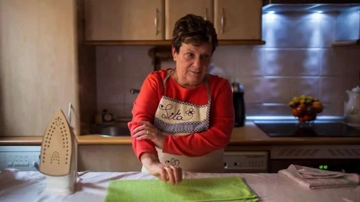 Een interne medewerker van het huis wordt ontslagen omdat ze haar dochter en kleindochter naar het huis heeft gebracht waar ze werkte: ze is gepast en raakt geen compensatie meer