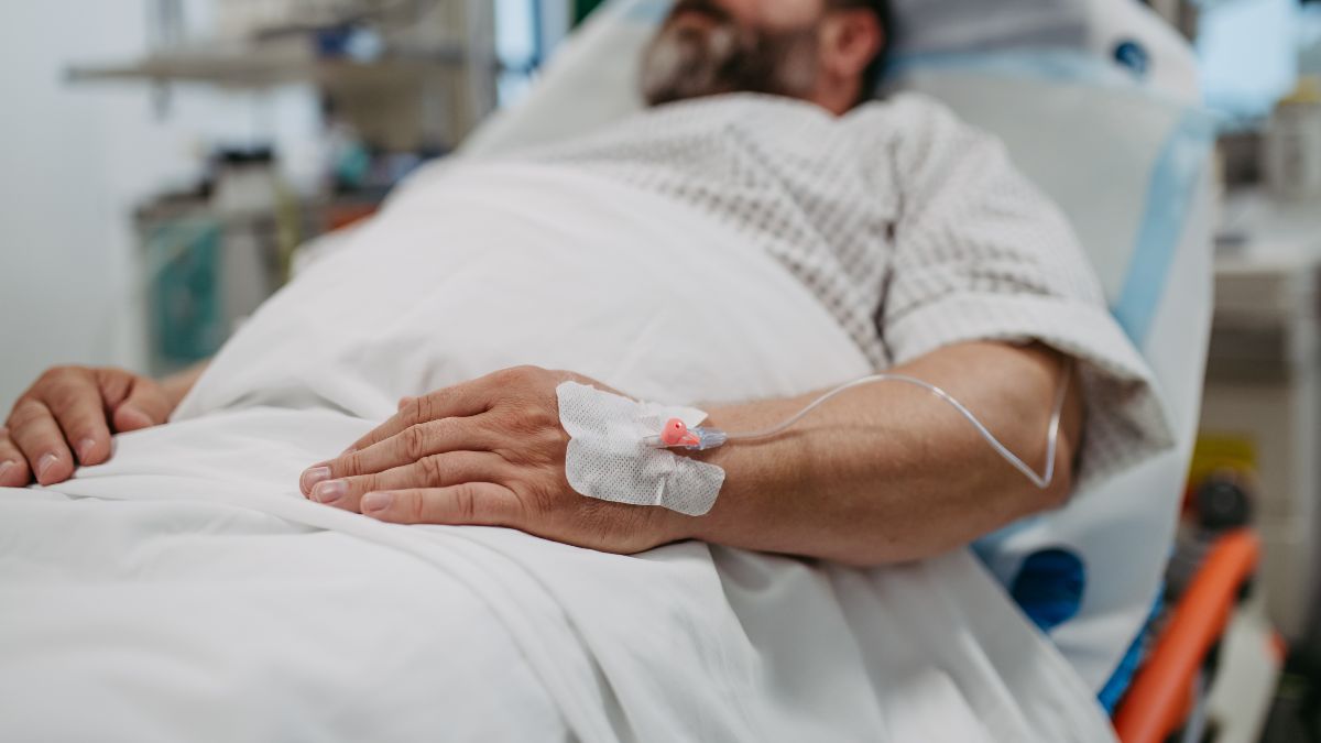 Een werknemer lijdt aan een werkinfarct en het bedrijf besluit hem diezelfde dag te ontslaan: rechten bevelen om hem te overlezen en hem 7.501 euro te betalen