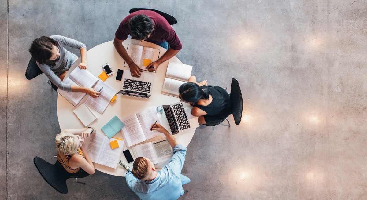 Moet u investeren in micro-credentials of een voltijds graad?