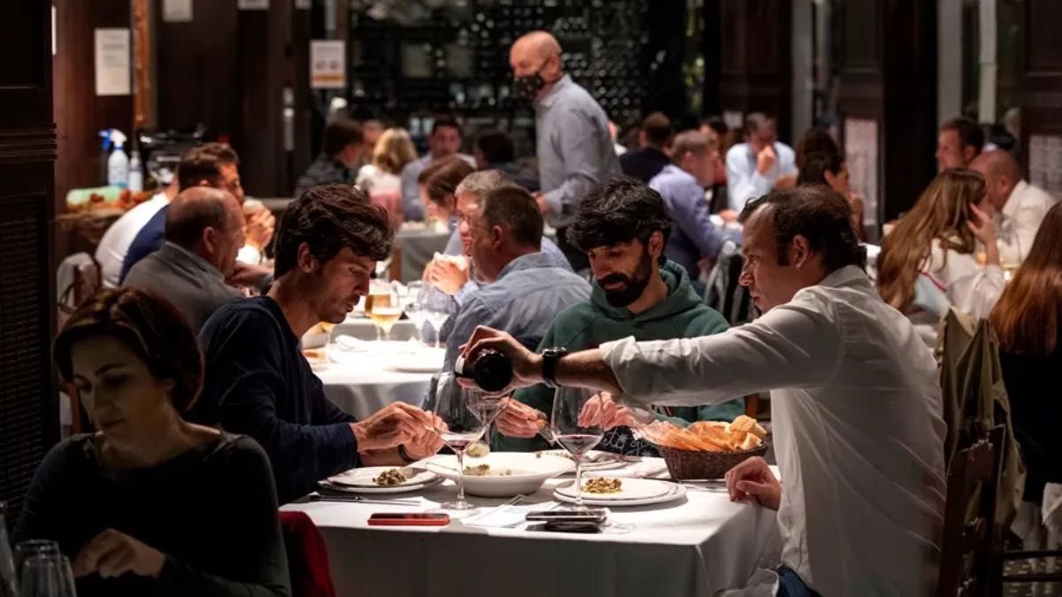 Ze nemen afscheid voor het gaan naar een restaurant toen hij geen werk had gehad voor de dood van zijn tante nadat hij zijn baas had ontmoet: hij wint uiteindelijk het proces