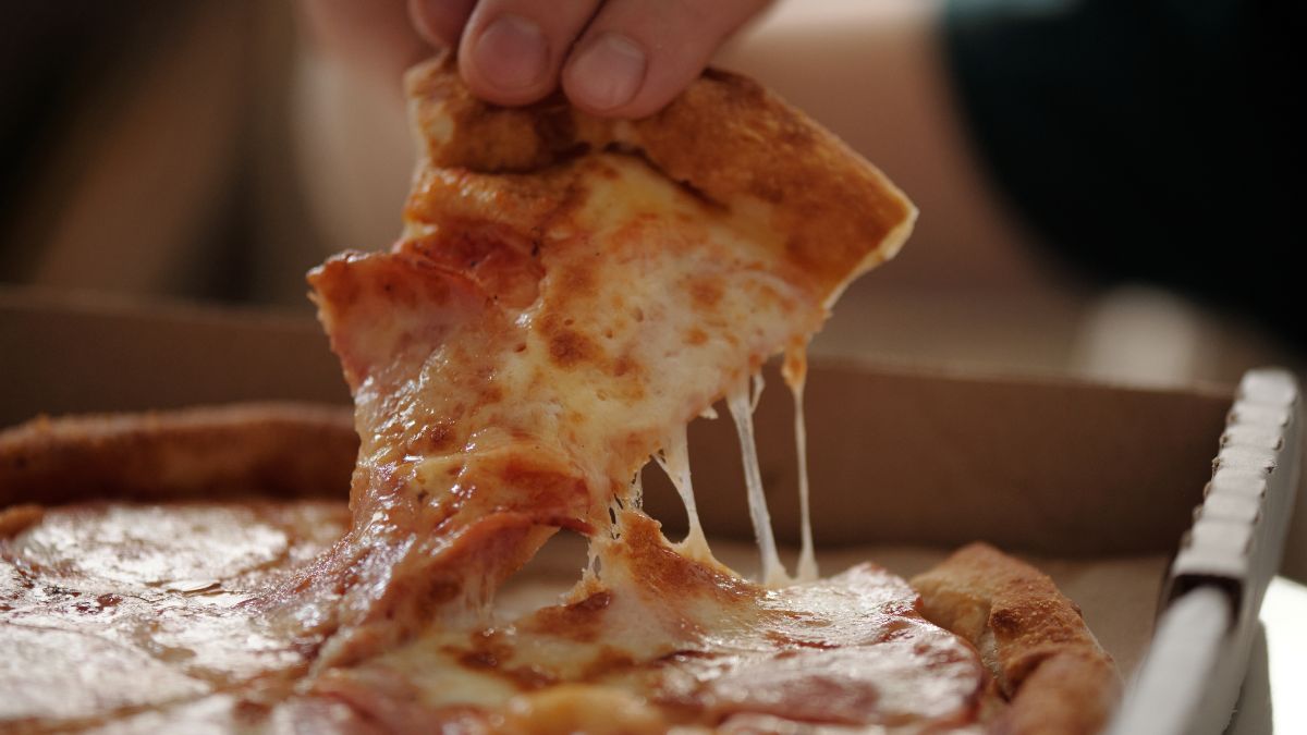 Een medewerker van een lokale pizzeria wordt ontslagen voor het vragen van Domino's en het eten van de pizza van de concurrentie voor de klanten: het is gepast