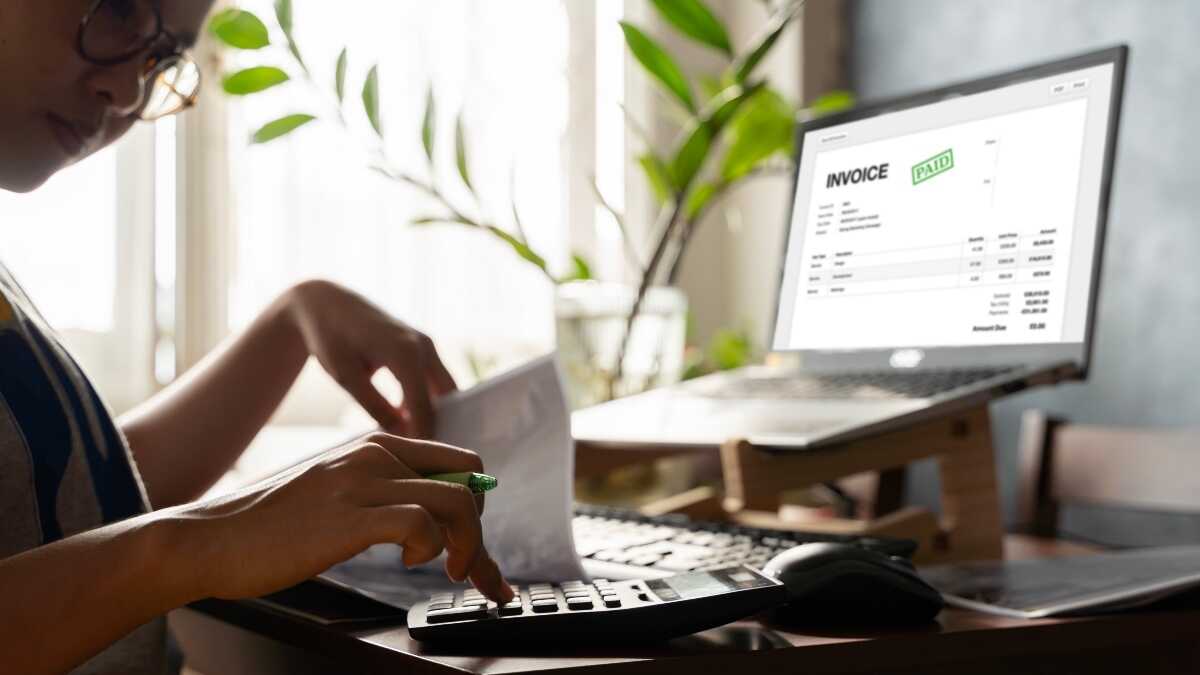 Het bevel dat alle zelfstandigen dwingt hun facturen naar de Schatkist te sturen, zou eind dit jaar kunnen verschijnen