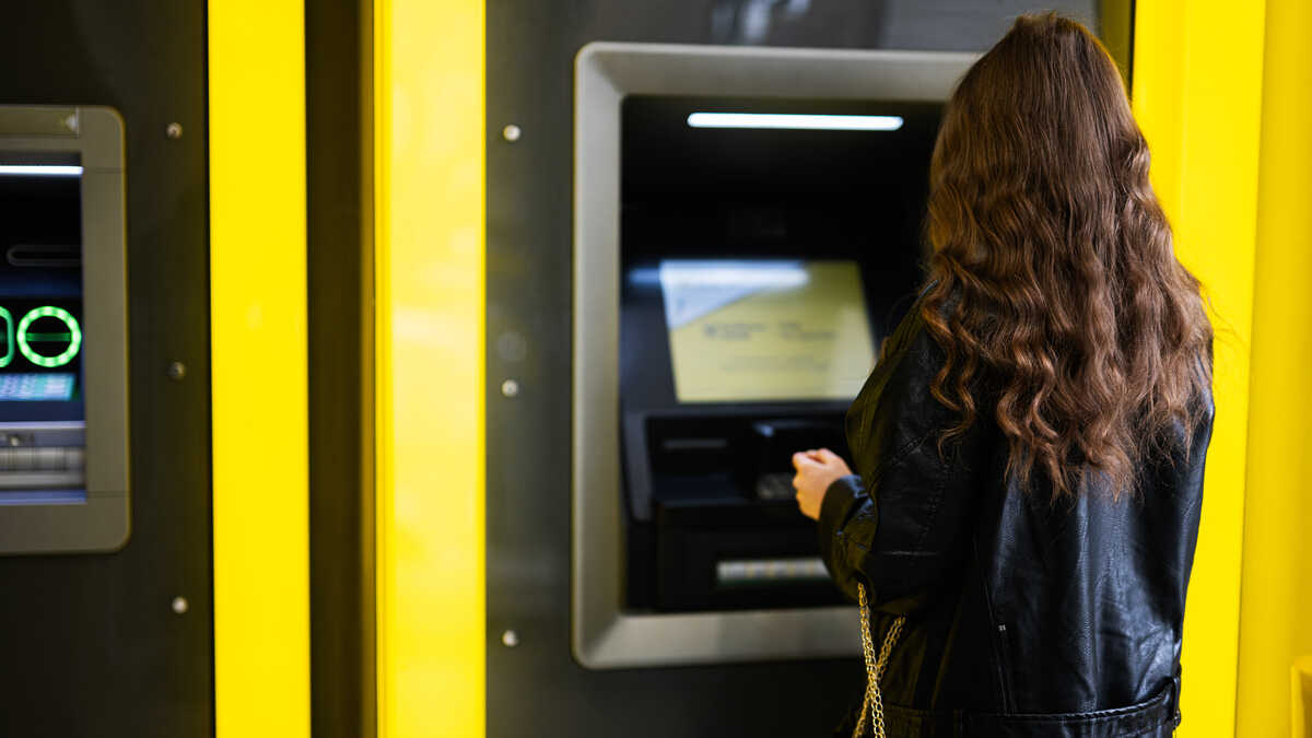 Het ministerie van Financiën verduidelijkt dat tabakswinkels buiten de gebouwen geldautomaten kunnen plaatsen, maar geen tabaksautomaten