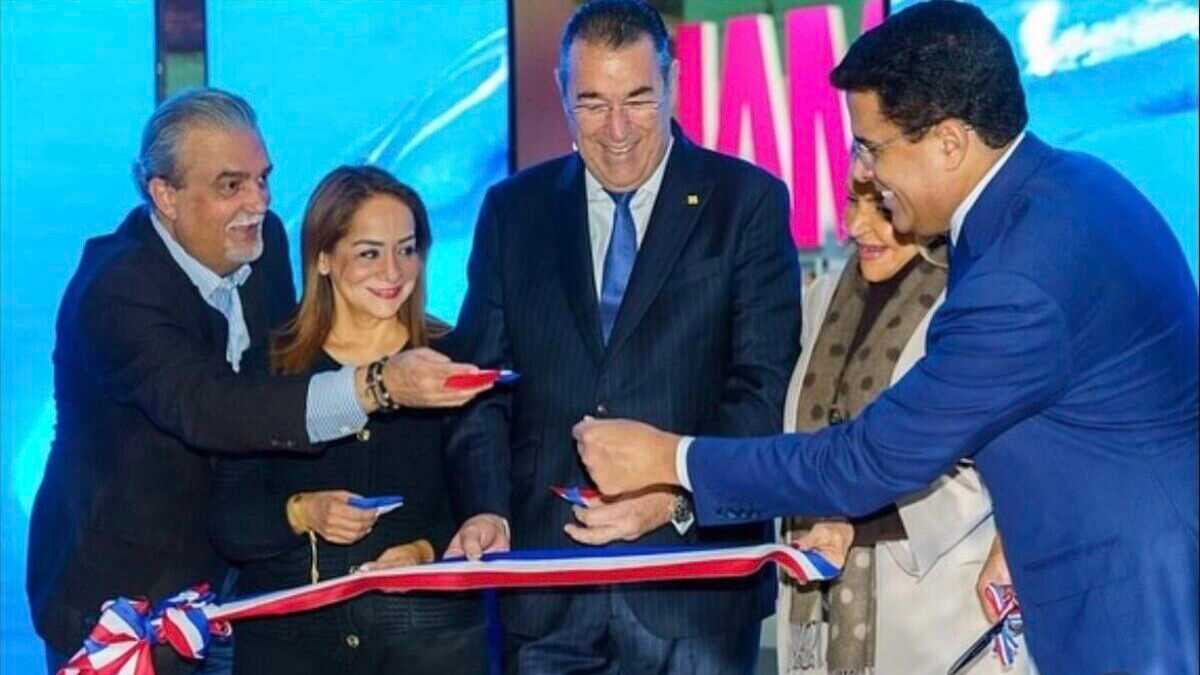 Cabré, samen met vertegenwoordigers van de Dominicaanse regering op de World Travel Market (WTM) in Londen