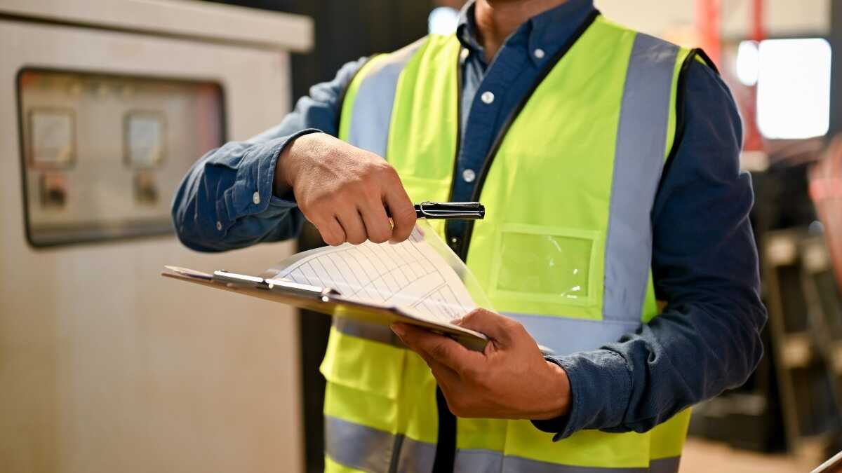 Duizenden MKB-bedrijven hebben een maand de tijd om hun contracten om te zetten, anders kunnen zij door de Inspectie worden bestraft