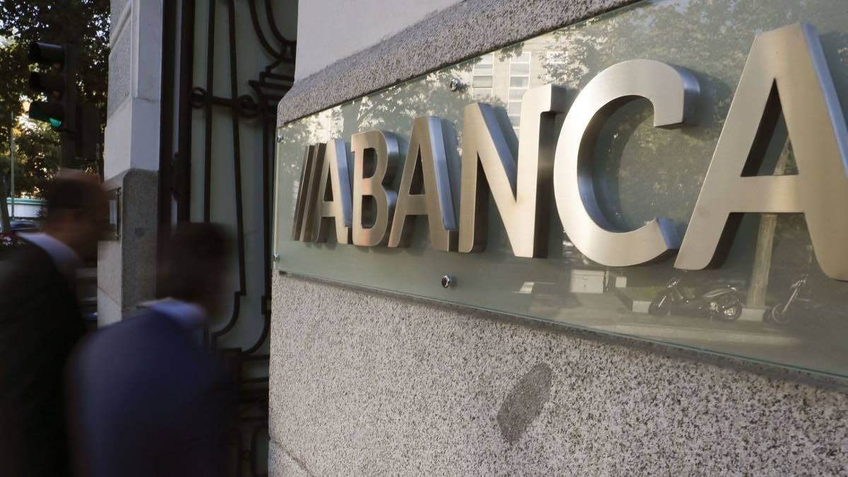 Abanca ontslaat haar nadat ze een aanpassing van de functie heeft aangevraagd wegens blijvende invaliditeit: nu moeten ze haar weer in dienst nemen en haar compenseren met 30.000 euro