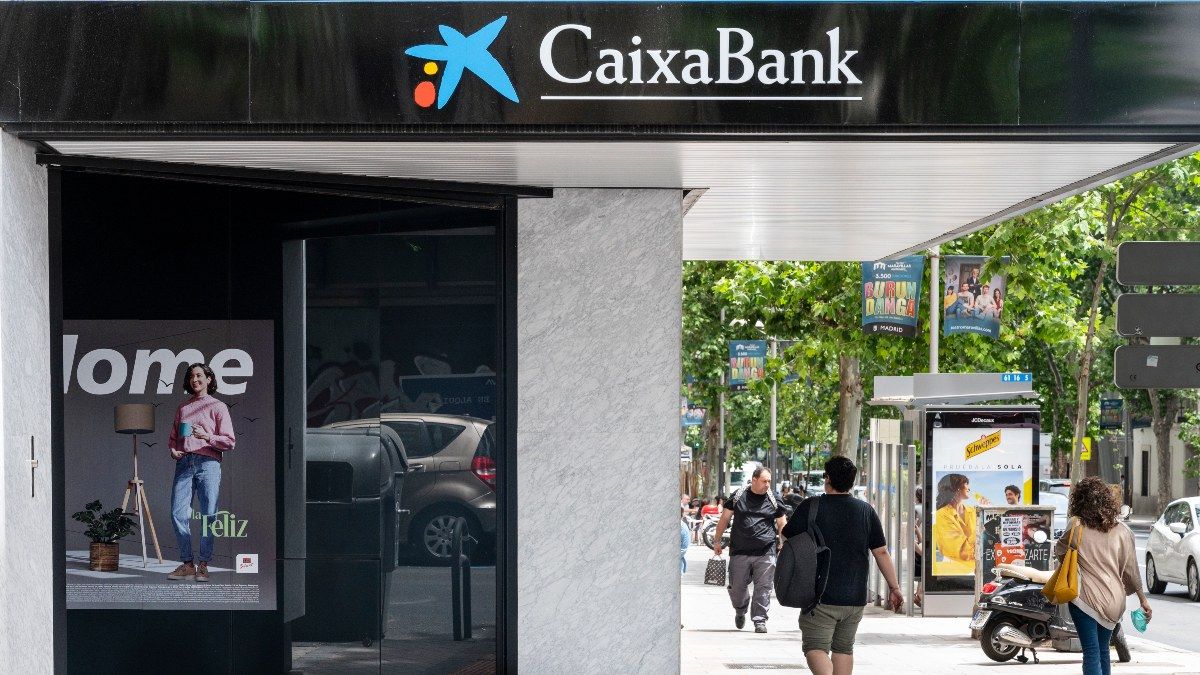 Een kantoormanager van CaixaBank die meer dan 5.000 euro per maand verdiende, wordt ontslagen omdat hij klantrekeningen raadpleegde vanwege pure roddels: het is gepast