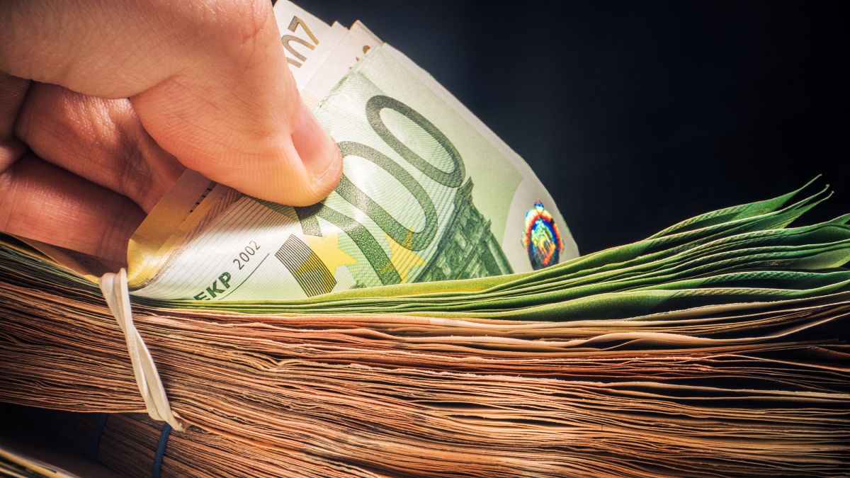 Een werknemer ontvangt per ongeluk 74.000 euro van het salaris van 34 werknemers en weigert dit nu terug te geven: hij heeft zijn huis- en telefoonnummer gewijzigd