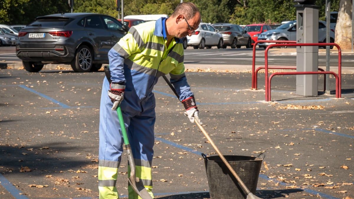 Een werknemer wordt ontslagen nadat hij vier jaar tijdelijke contracten heeft opgebouwd plus andere tijdelijke contracten en de rechtbank verklaart dit niet-ontvankelijk met een schadevergoeding van 13.409,36 euro.