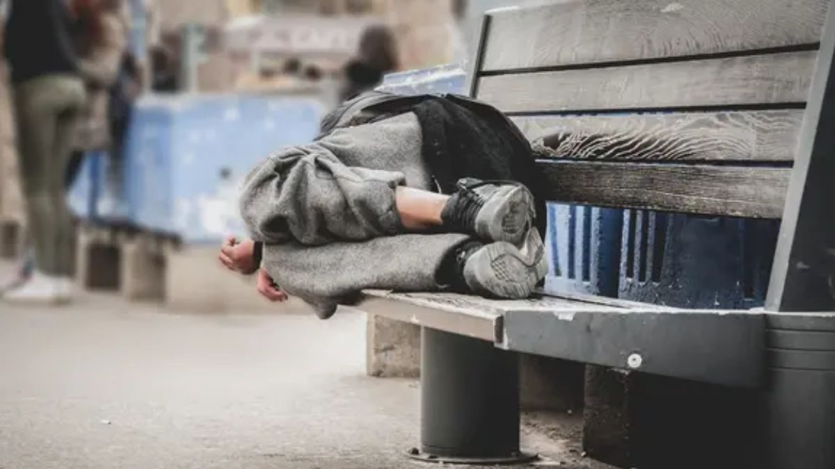 Elena (59 jaar): “Ik verzamel 346 euro aan pensioen en slaap op straat, nu voel ik me overweldigd door vacatures en begin ik op mijn leeftijd helemaal opnieuw”