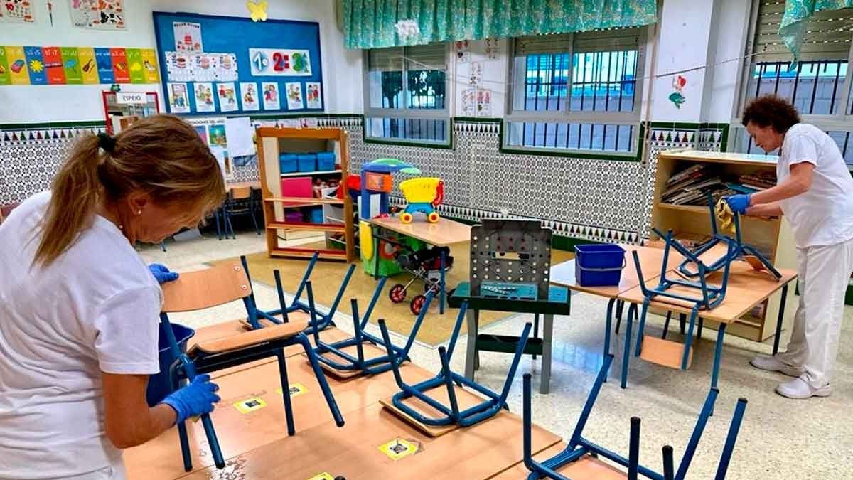 Twee schoonmakers worden ontslagen na onregelmatige opeenvolging van bedrijven en de rechtbank stelt vast dat deze nietig is: zij moeten worden hersteld en een schadevergoeding krijgen van 551,8 en 684,20 euro