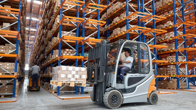 Heftruckchauffeur aan het werk