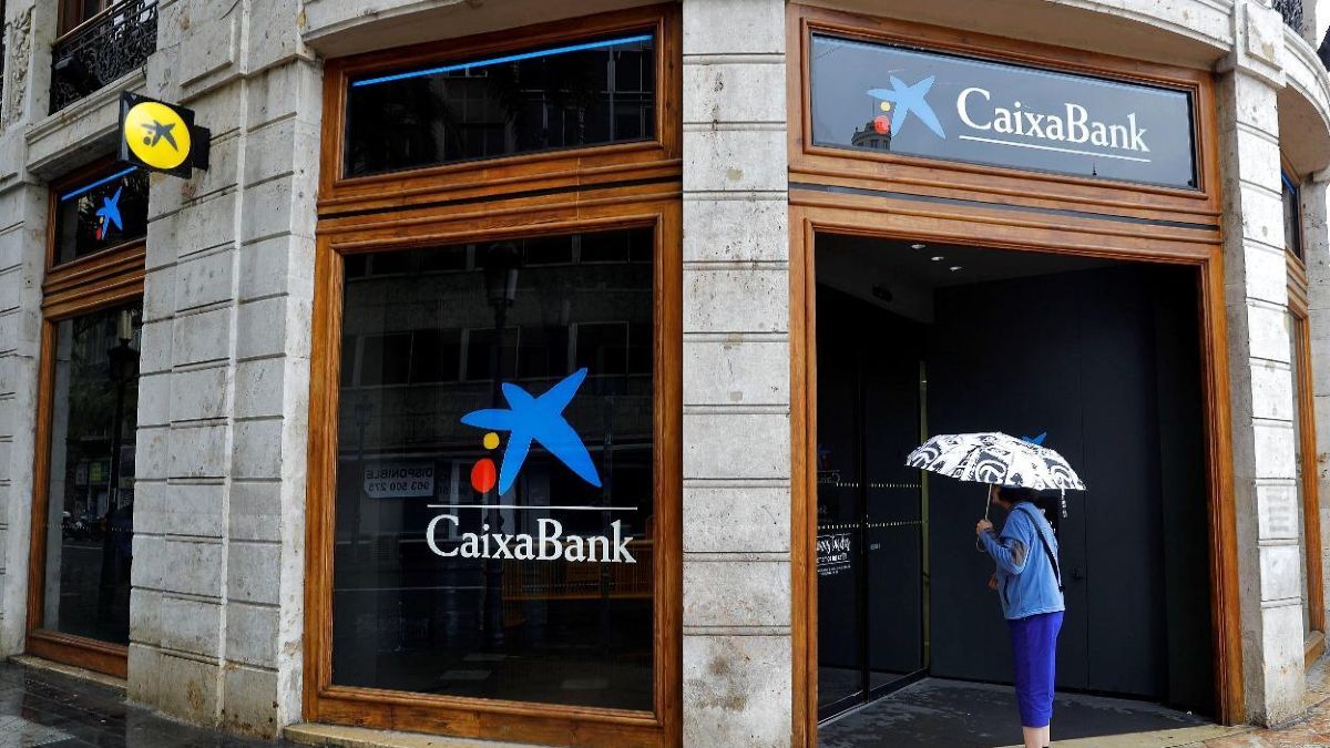 Een kantoordirecteur van CaixaBank die meer dan 5.000 euro per maand verdiende, wordt ontslagen wegens onregelmatigheden bij het witwassen van geld: het is ongepast