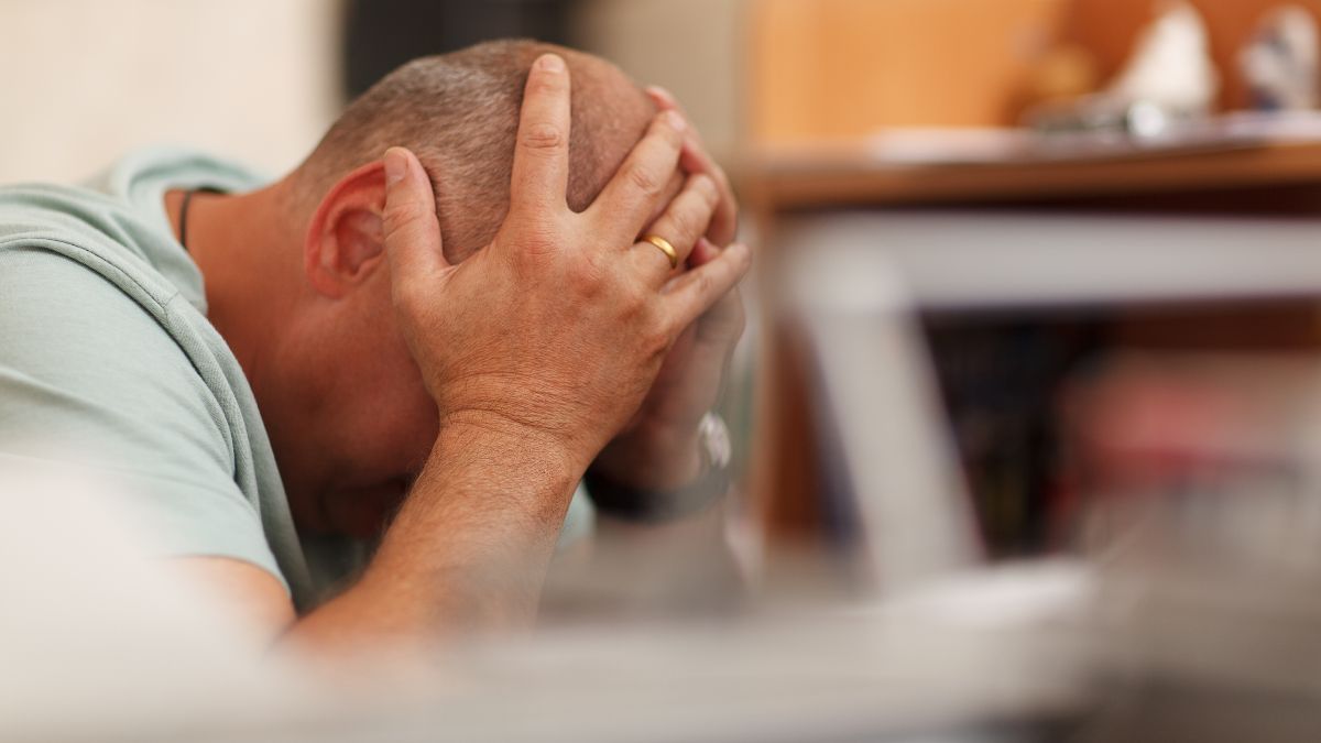 Een man wordt ontslagen nadat hij door zijn eigen vrouw is aangegeven: hij vertelde hen dat hij voor de wedstrijd werkte terwijl hij met verlof was vanwege een depressie
