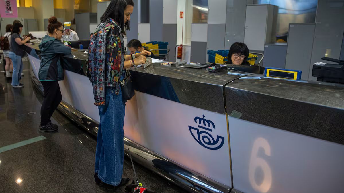 Een postkantoormedewerker vraagt ​​toestemming om voor haar zieke moeder te zorgen en ze nemen haar salaris af wegens ongerechtvaardigde afwezigheid: nu moeten ze het haar met rente terugbetalen