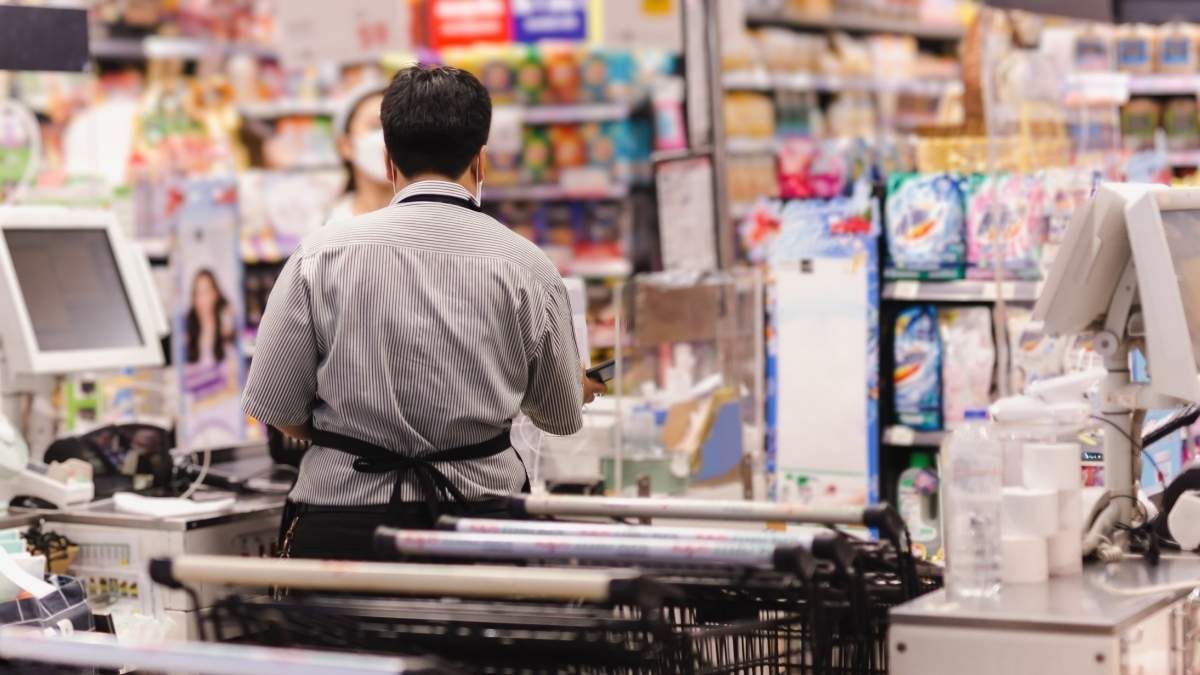Een supermarkt ontslaat een arbeider omdat hij een collega met een mes heeft bedreigd en een hamburger naar hem heeft gegooid: “Ik snij je van boven tot onder.”"