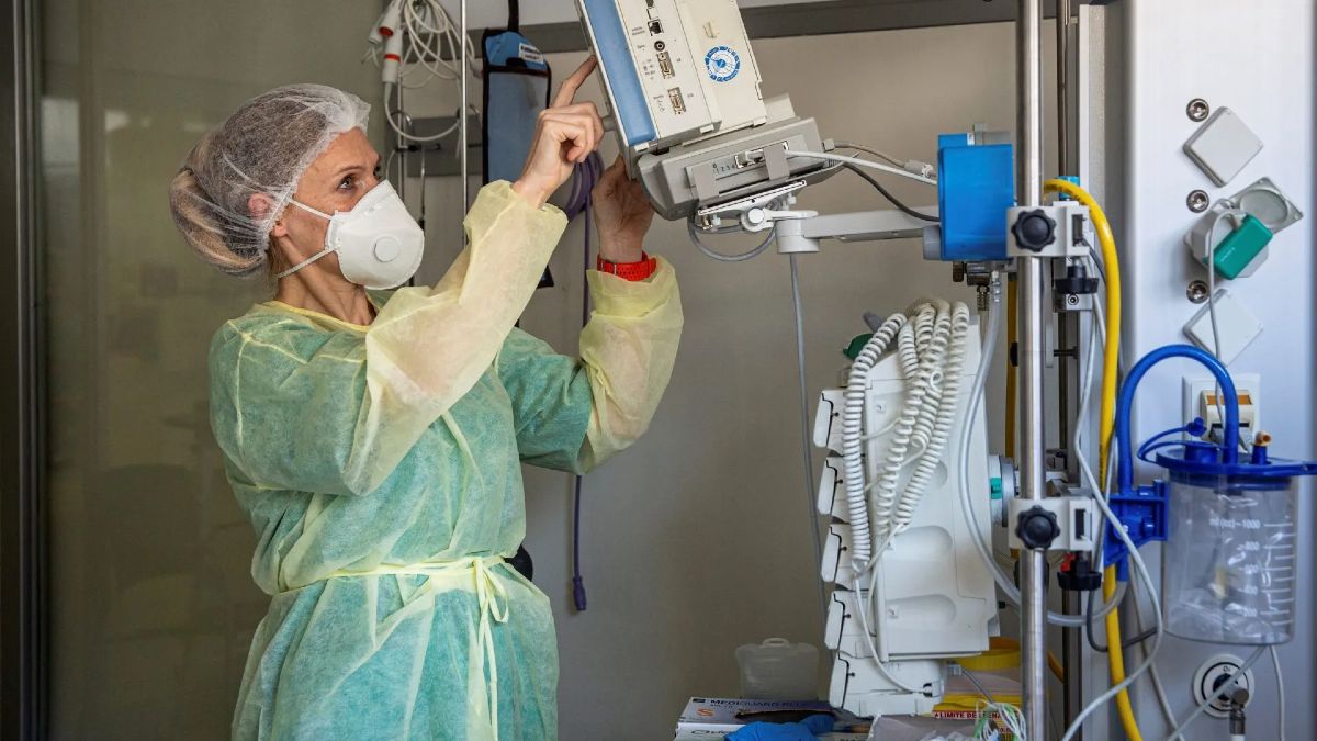 Een verpleegkundige met ruim 30 jaar aaneenschakeling van contracten slaagt erin haar ontslag onredelijk ontslag te laten verklaren: er was sprake van fraude en een niet-vaste relatie voor onbepaalde tijd werd verdoezeld