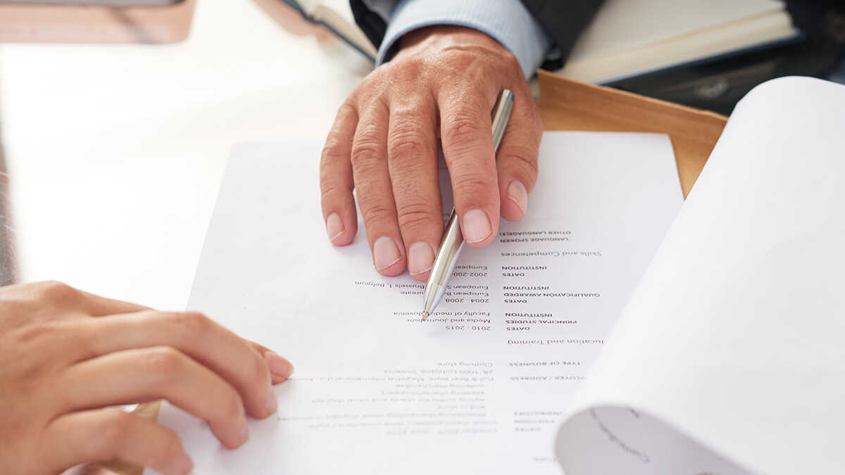 De wet zal zelfstandigen die misbruik maken van het nieuwe leercontract straffen: zij krijgen een vaste baan