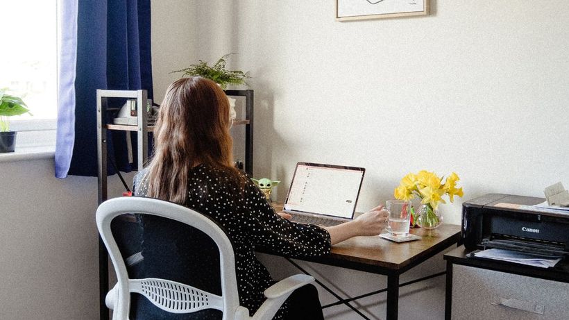 Jonge man achter de computer