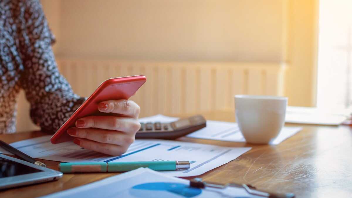 Zelfstandigen die vanaf deze maand hun INKOMEN teruggaaf krijgen, gaan ook rente in rekening brengen