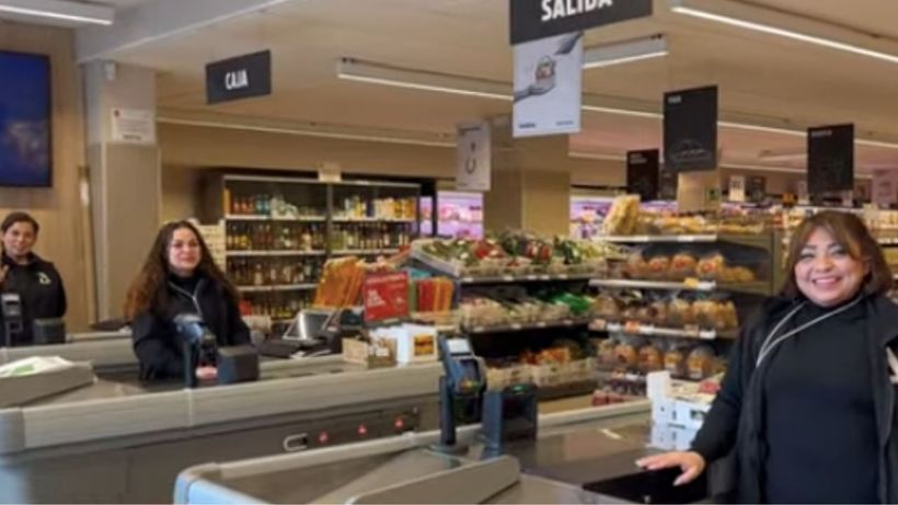 Daril, met zijn medewerkers in de supermarkt. YouTube | 'Migrantenverhalen'