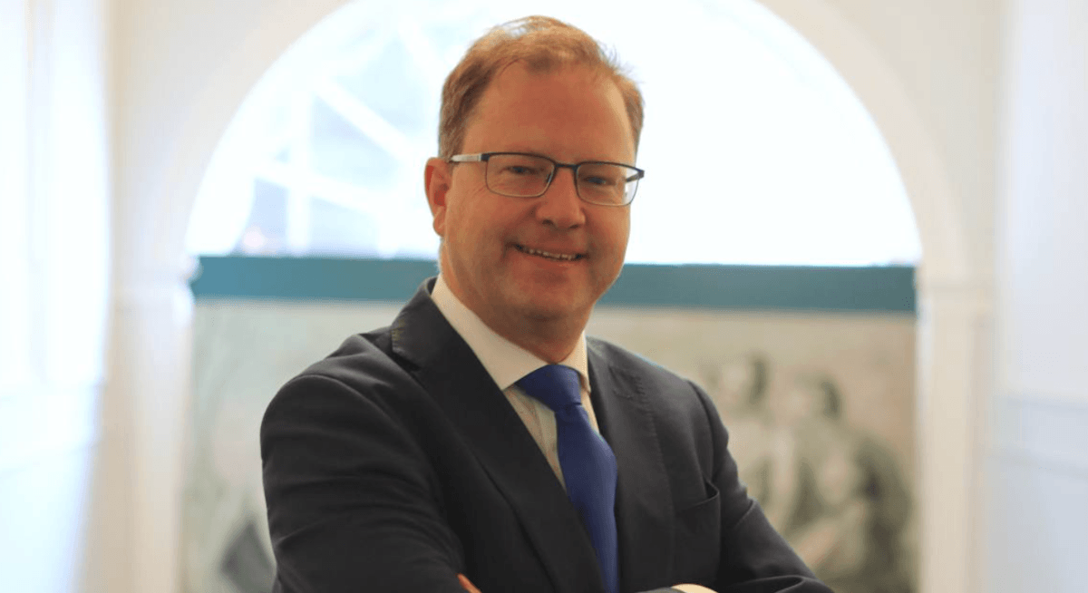 De ministers dringen er bij studenten op aan om leerlingplaatsen en al hun opties te overwegen