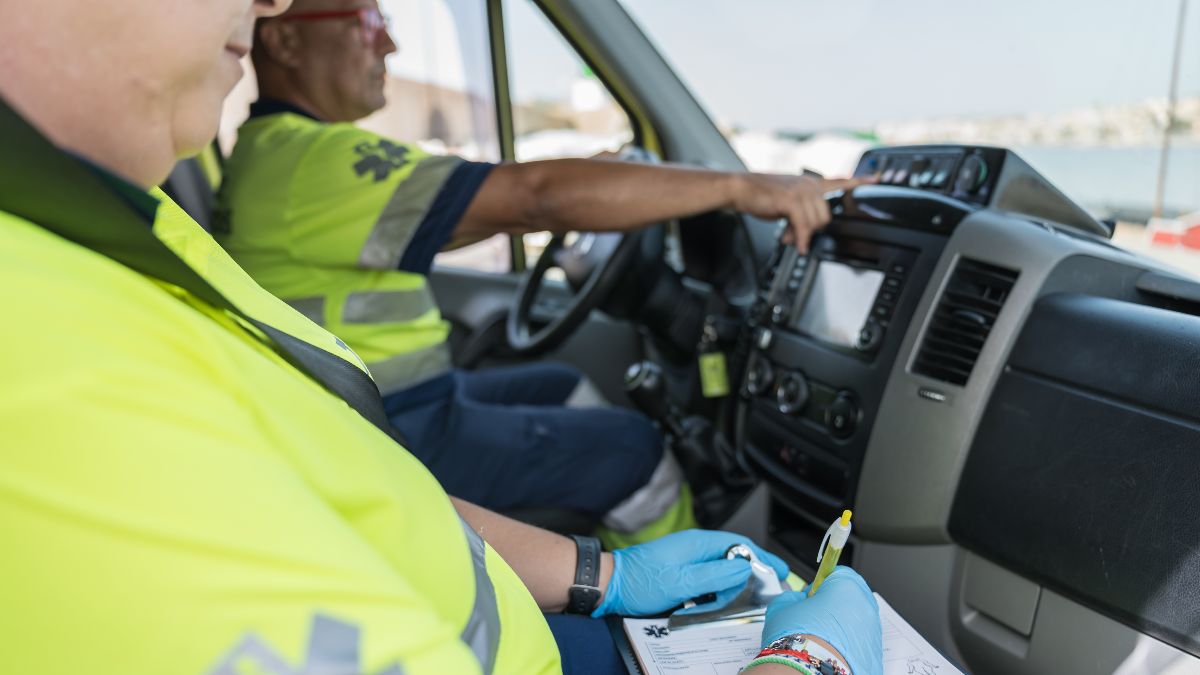 Een ambulancechauffeur vraagt ​​om een ​​dagje eigen zaken, wordt geweigerd en verlaat de hulpdienst: hij is vertrokken en heeft de sleutels in een wiel laten liggen