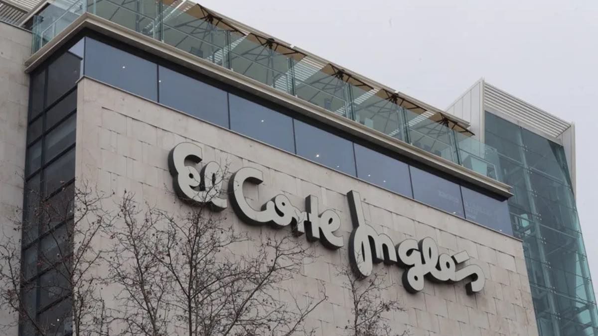 Een bewaker van El Corte Inglés wordt ontslagen omdat hij twee chocoladerepen van 1,75 euro uit een automaat heeft gehaald zonder te betalen