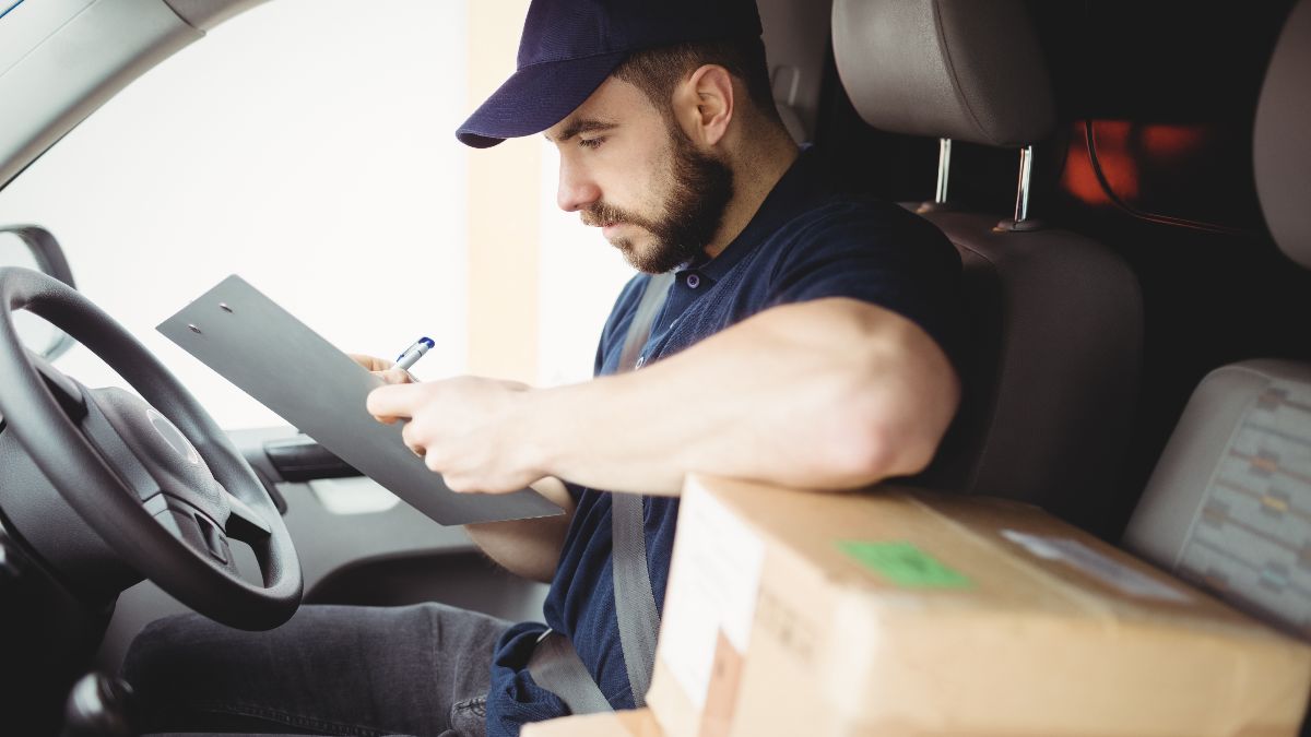 Een bezorger wordt ontslagen wegens het vervalsen van 26 orders om commissies te innen en verschijnt met symptomen van dronkenschap: “sputterend en evenwicht verliezend, bleek en met rode ogen”