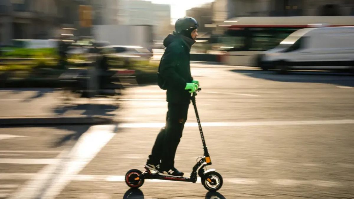 Een onderlinge maatschappij weigert het ziekteverlof te dekken van een werknemer die een scooterongeluk heeft gehad terwijl hij op een verboden weg reed: de rechtbank bevestigt dat het werkgerelateerd was en dwingt hem dit te dekken