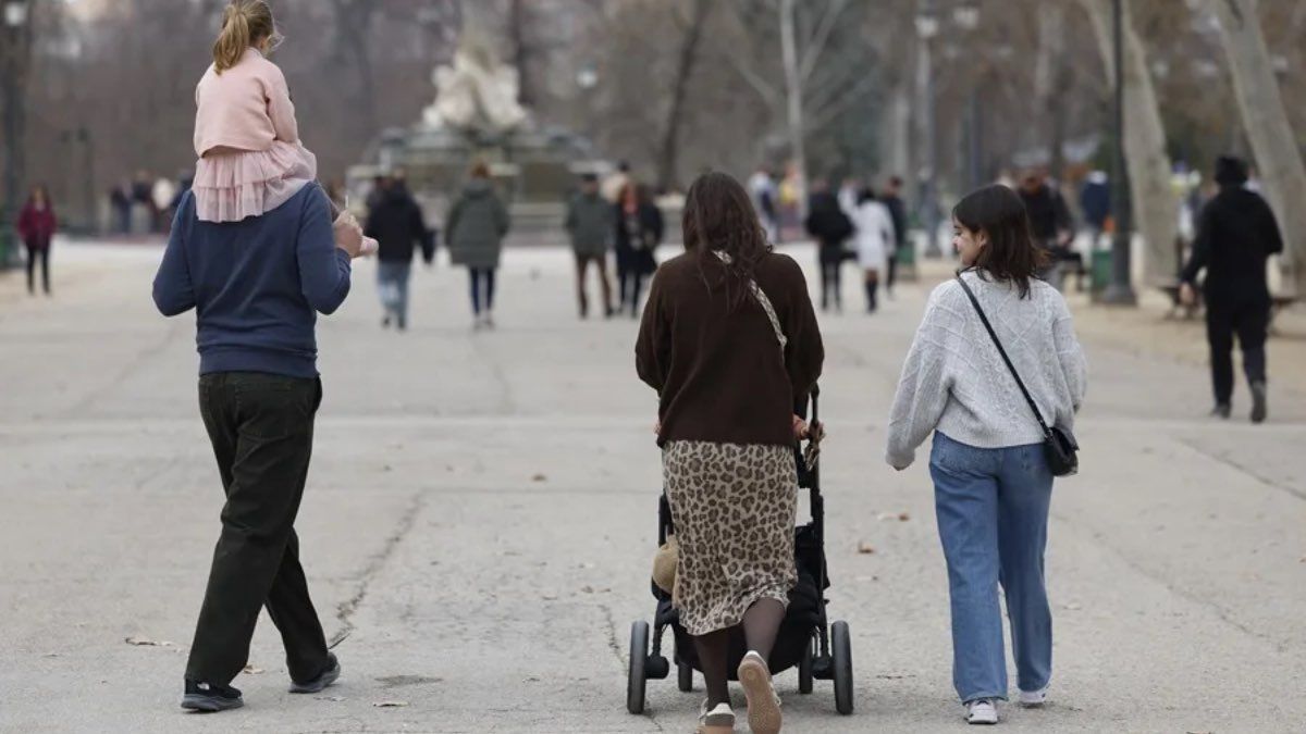 Een serveerster wordt tijdens haar zwangerschapsverlof ontslagen vanwege de sluiting van het etablissement, maar in werkelijkheid was het een overplaatsing: ze namen het hele personeel opnieuw aan, behalve zijzelf, en ze kon aanspraak maken op het Lazarus-effect