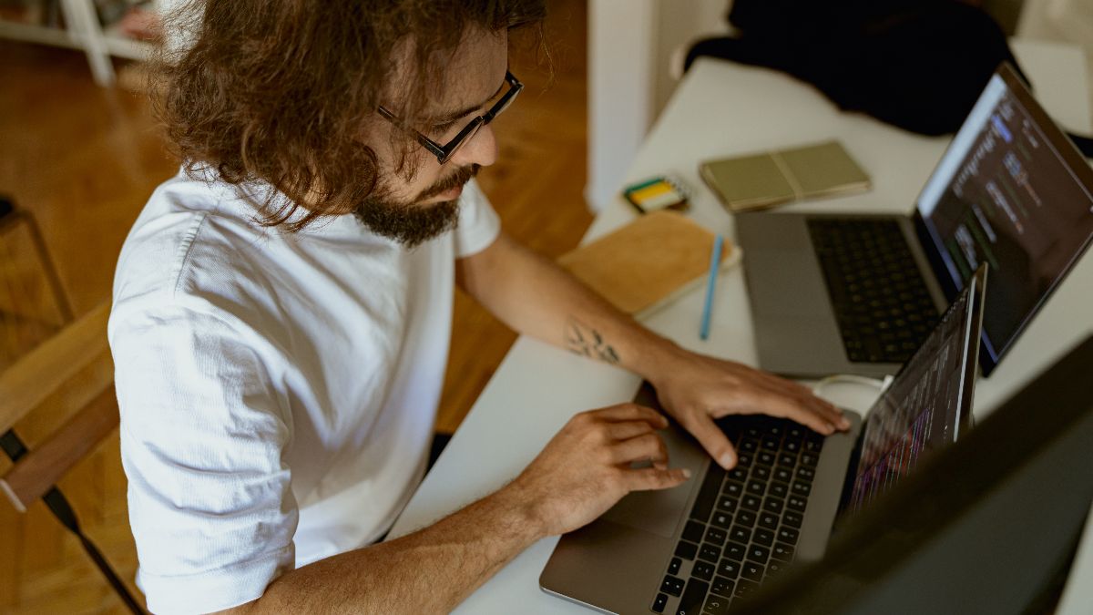 Hij chanteert ze financieel, ze geven niet toe en besluit het hele computersysteem van het bedrijf te blokkeren: hij moet ze 221.607 euro betalen