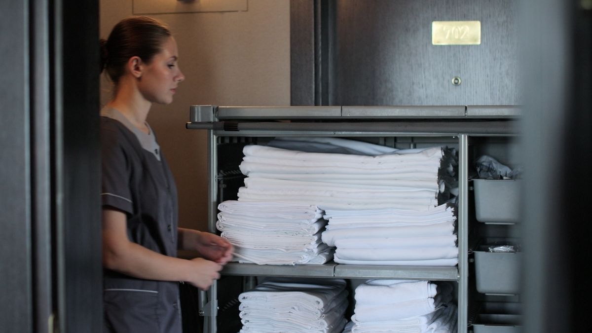 Yolanda, hotelkamerschoonmaakster: “Ze betalen ons 1,5 euro per kamer en wij hebben er tussen de 20 en 30 euro per dag. We werken tot het lichaam genoeg zegt”