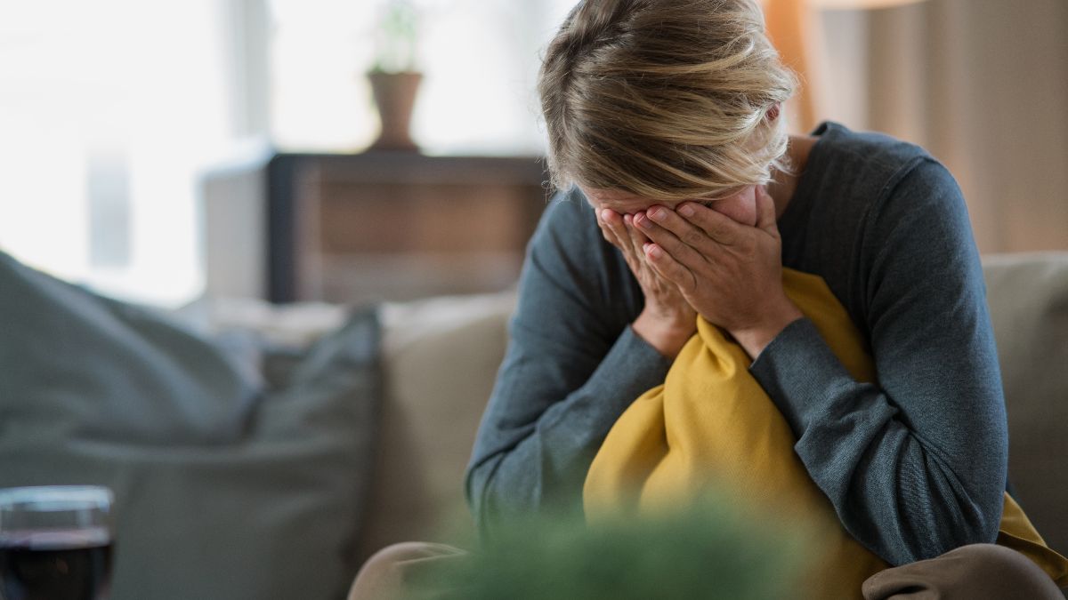 Ze dwingen haar te werken terwijl ze met ziekteverlof is en ontslaan haar vervolgens wegens arbeidsongeschiktheid: ze beschouwen het niet als “zwartwerk” en ze blijft achter zonder 20.000 euro, maar ze zou nog een compensatie kunnen krijgen