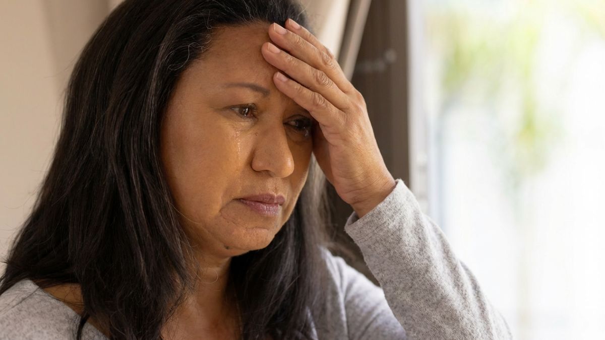 Ze gaan uit en werken samen, hij ontslaat haar en vraagt ​​haar om de sleutels van het bedrijf, terwijl hij dreigt de politie te bellen: ze bevond zich in een onregelmatige situatie en hij bood aan haar te betalen voor de reis terug naar Colombia.