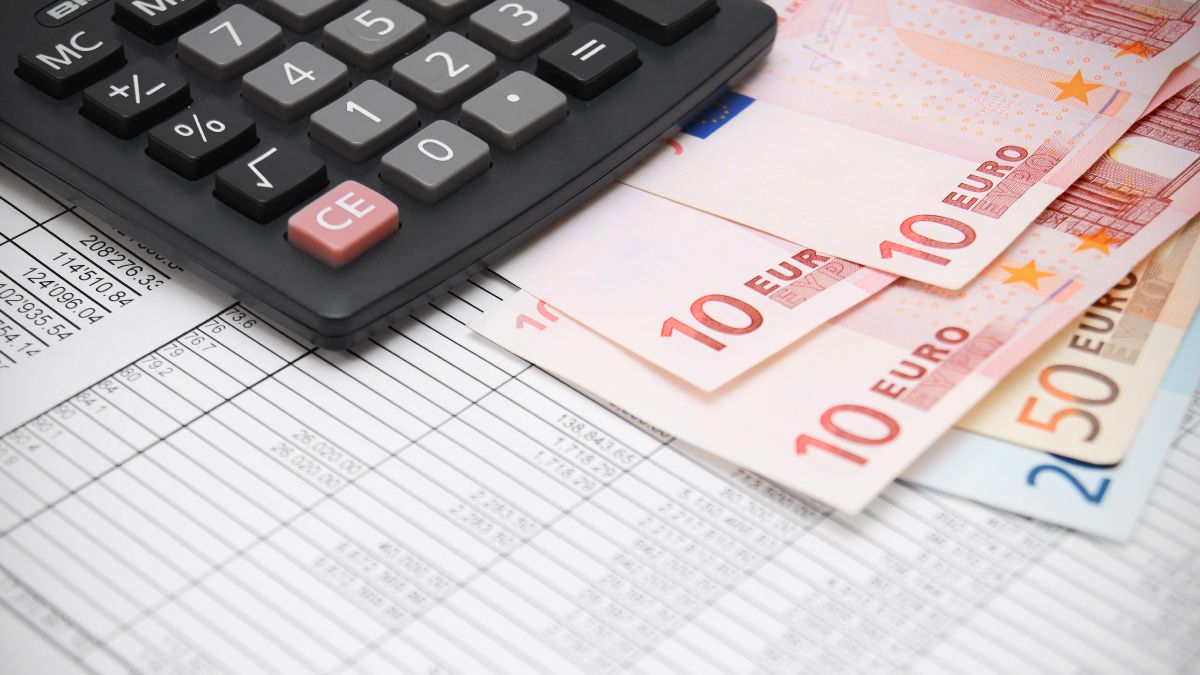 Ze wordt ontslagen omdat ze de loonstrookjes van haar collega's heeft gebruikt om aan te tonen dat ze werd gediscrimineerd, en de gerechtigheid kiest haar kant: ze moeten haar compenseren