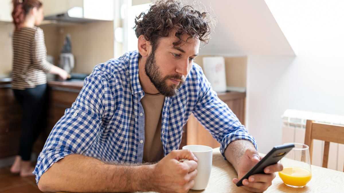 Van de werknemer eisen dat hij buiten werktijd de mobiele telefoon opneemt, kan overwerk zijn en strafbaar