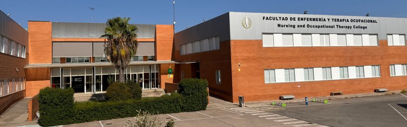 een gebouw van de universiteit van Extremadura