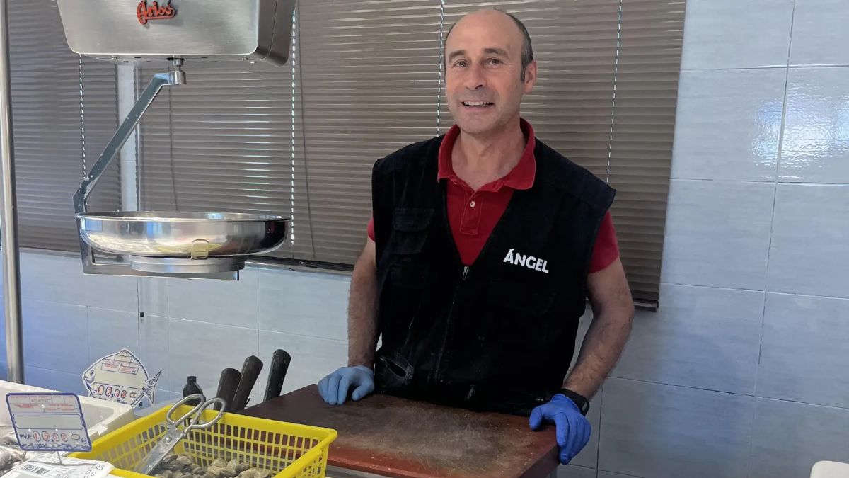 Ángel, na 37 jaar de enige visboer in de stad te zijn geweest: "Het spijt me, maar dit bedrijf is het waard om te stoppen."